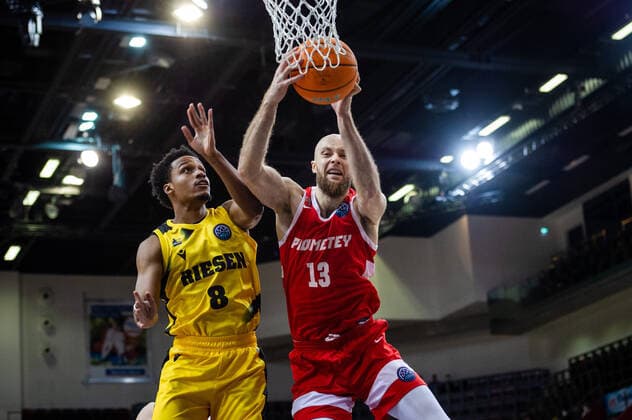 James Woodard (MHP RIESEN Ludwigsburg 8) Oleksandr Belikov (BC Prometey 13) beim BCL-Spiel: MHP RIESEN Ludwigsburg vs. BC Prometey am 21.12.2021 in Ludwigsburg (MHPArena) Deutschland Ludwigsburg. 21.12.21 Basketball , 21.12.2021, Ludwigsburg (Deutschland)