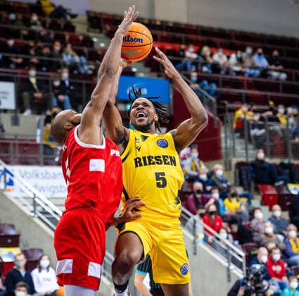 Justin Simon (MHP RIESEN Ludwigsburg 5) Chris Dowe (BC Prometey 0) beim BCL-Spiel: MHP RIESEN Ludwigsburg vs. BC Prometey am 21.12.2021 in Ludwigsburg (MHPArena) Deutschland Ludwigsburg. 21.12.21 Basketball , 21.12.2021, Ludwigsburg (Deutschland)