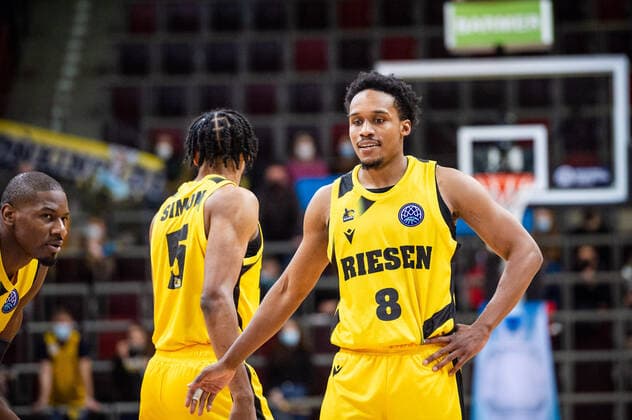 James Woodard (MHP RIESEN Ludwigsburg 8) Justin Simon (MHP RIESEN Ludwigsburg 5) li: Yorman Polas Bartolo (MHP RIESEN Ludwigsburg 13) beim BCL-Spiel: MHP RIESEN Ludwigsburg vs. BC Prometey am 21.12.2021 in Ludwigsburg (MHPArena) Deutschland Ludwigsburg. 21.12.21 Basketball , 21.12.2021, Ludwigsburg (Deutschland)