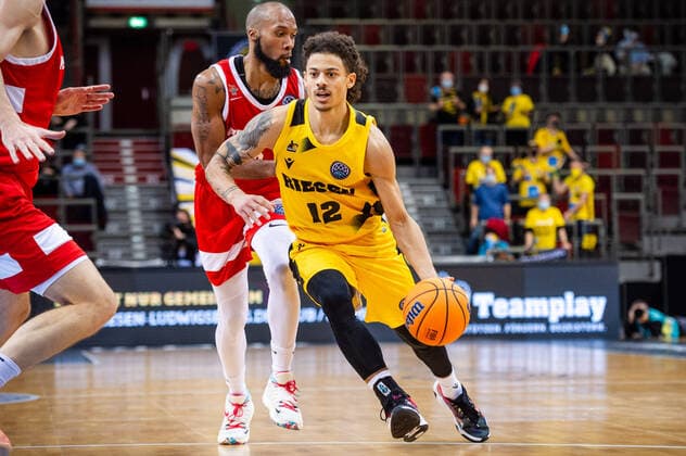 Jonah Radebaugh (MHP RIESEN Ludwigsburg 12) Chris Dowe (BC Prometey 0) beim BCL-Spiel: MHP RIESEN Ludwigsburg vs. BC Prometey am 21.12.2021 in Ludwigsburg (MHPArena) Deutschland Ludwigsburg. 21.12.21 Basketball , 21.12.2021, Ludwigsburg (Deutschland)