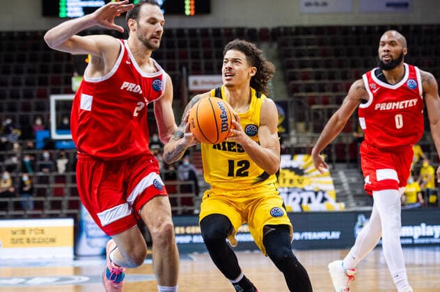 Jonah Radebaugh (MHP RIESEN Ludwigsburg 12) Miro Bilan (BC Prometey 2) re: Chris Dowe (BC Prometey 0) beim BCL-Spiel: MHP RIESEN Ludwigsburg vs. BC Prometey am 21.12.2021 in Ludwigsburg (MHPArena) Deutschland Ludwigsburg. 21.12.21 Basketball , 21.12.2021, Ludwigsburg (Deutschland)