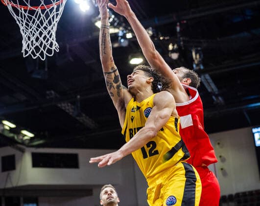 Jonah Radebaugh (MHP RIESEN Ludwigsburg 12) Miro Bilan (BC Prometey 2) beim BCL-Spiel: MHP RIESEN Ludwigsburg vs. BC Prometey am 21.12.2021 in Ludwigsburg (MHPArena) Deutschland Ludwigsburg. 21.12.21 Basketball , 21.12.2021, Ludwigsburg (Deutschland)
