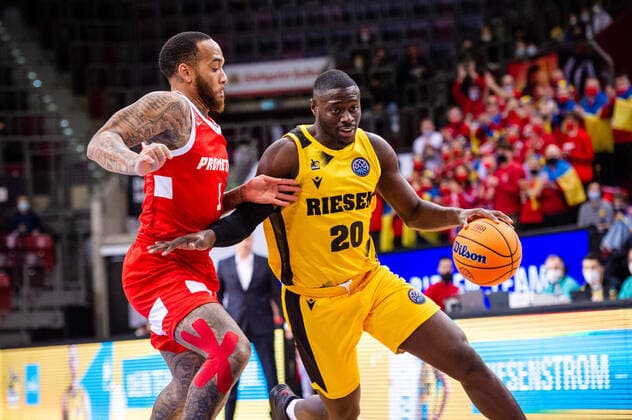 Rawle Alkins (MHP RIESEN Ludwigsburg 20) D Angelo Harrison (BC Prometey 1) beim BCL-Spiel: MHP RIESEN Ludwigsburg vs. BC Prometey am 21.12.2021 in Ludwigsburg (MHPArena) Deutschland Ludwigsburg. 21.12.21 Basketball , 21.12.2021, Ludwigsburg (Deutschland)