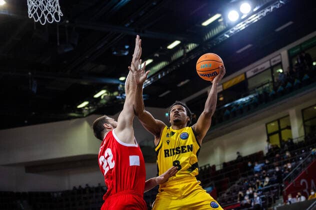 James Woodard (MHP RIESEN Ludwigsburg 8) Viacheslav Petrov (BC Prometey 22) beim BCL-Spiel: MHP RIESEN Ludwigsburg vs. BC Prometey am 21.12.2021 in Ludwigsburg (MHPArena) Deutschland Ludwigsburg. 21.12.21 Basketball , 21.12.2021, Ludwigsburg (Deutschland)