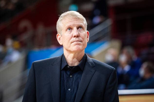 John Patrick (Headcoach MHP RIESEN Ludwigsburg) Blick zur Anzeigetafel beim BCL-Spiel: MHP RIESEN Ludwigsburg vs. BC Prometey am 21.12.2021 in Ludwigsburg (MHPArena) Deutschland Ludwigsburg. 21.12.21 Basketball , 21.12.2021, Ludwigsburg (Deutschland)
