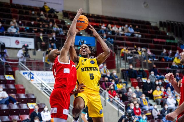 Justin Simon (MHP RIESEN Ludwigsburg 5) Chris Dowe (BC Prometey 0) beim BCL-Spiel: MHP RIESEN Ludwigsburg vs. BC Prometey am 21.12.2021 in Ludwigsburg (MHPArena) Deutschland Ludwigsburg. 21.12.21 Basketball , 21.12.2021, Ludwigsburg (Deutschland)