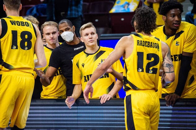 Support fuer Jonah Radebaugh (MHP RIESEN Ludwigsburg 12) Jonas Wohlfarth-Bottermann (MHP RIESEN Ludwigsburg 18) Johannes Patrick (MHP RIESEN Ludwigsburg 6) Lukas Herzog (MHP RIESEN Ludwigsburg 11) Tremmell Darden (MHP RIESEN Ludwigsburg 21) beim BCL-Spiel: MHP RIESEN Ludwigsburg vs. BC Prometey am 21.12.2021 in Ludwigsburg (MHPArena) Deutschland Ludwigsburg. 21.12.21 Basketball , 21.12.2021, Ludwigsburg (Deutschland)