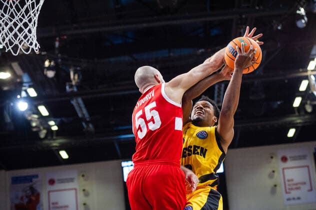 James Woodard (MHP RIESEN Ludwigsburg 8) Illya Sydorov (BC Prometey 55) beim BCL-Spiel: MHP RIESEN Ludwigsburg vs. BC Prometey am 21.12.2021 in Ludwigsburg (MHPArena) Deutschland Ludwigsburg. 21.12.21 Basketball , 21.12.2021, Ludwigsburg (Deutschland)