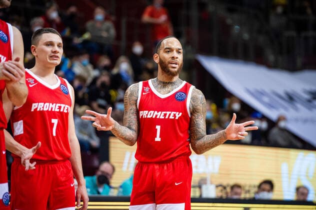 D Angelo Harrison (BC Prometey 1) Denys Lukashov (BC Prometey 7) beim BCL-Spiel: MHP RIESEN Ludwigsburg vs. BC Prometey am 21.12.2021 in Ludwigsburg (MHPArena) Deutschland Ludwigsburg. 21.12.21 Basketball , 21.12.2021, Ludwigsburg (Deutschland)