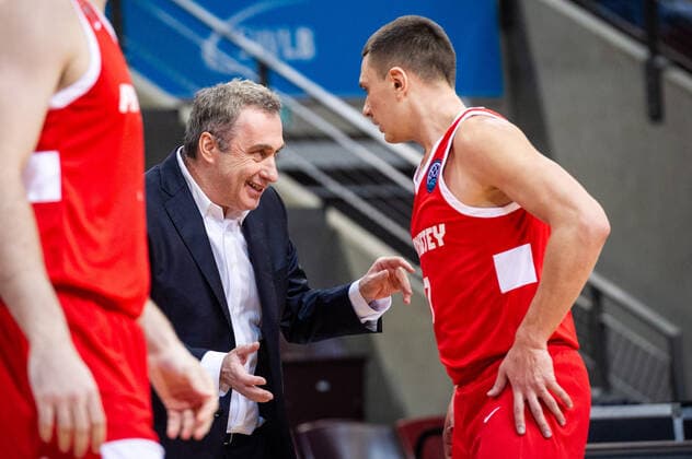 Ronen Ginzburg (Headcoach BC Prometey) Denys Lukashov (BC Prometey 7) beim BCL-Spiel: MHP RIESEN Ludwigsburg vs. BC Prometey am 21.12.2021 in Ludwigsburg (MHPArena) Deutschland Ludwigsburg. 21.12.21 Basketball , 21.12.2021, Ludwigsburg (Deutschland)