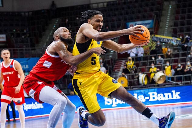 Justin Simon (MHP RIESEN Ludwigsburg 5) Chris Dowe (BC Prometey 0) beim BCL-Spiel: MHP RIESEN Ludwigsburg vs. BC Prometey am 21.12.2021 in Ludwigsburg (MHPArena) Deutschland Ludwigsburg. 21.12.21 Basketball , 21.12.2021, Ludwigsburg (Deutschland)
