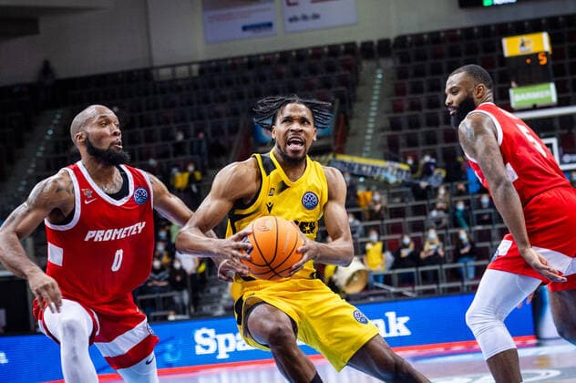 Justin Simon (MHP RIESEN Ludwigsburg 5) li: Chris Dowe (BC Prometey 0) re: Sean Evans (BC Prometey 5) beim BCL-Spiel: MHP RIESEN Ludwigsburg vs. BC Prometey am 21.12.2021 in Ludwigsburg (MHPArena) Deutschland Ludwigsburg. 21.12.21 Basketball , 21.12.2021, Ludwigsburg (Deutschland)