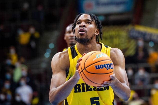Justin Simon (MHP RIESEN Ludwigsburg 5) Freiwurf beim BCL-Spiel: MHP RIESEN Ludwigsburg vs. BC Prometey am 21.12.2021 in Ludwigsburg (MHPArena) Deutschland Ludwigsburg. 21.12.21 Basketball , 21.12.2021, Ludwigsburg (Deutschland)
