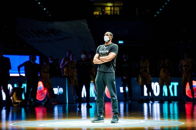 Geburtstagsovationen fuer Tremmell Darden (MHP RIESEN Ludwigsburg 21) nach dem BCL-Spiel: MHP RIESEN Ludwigsburg vs. BC Prometey am 21.12.2021 in Ludwigsburg (MHPArena) Deutschland Ludwigsburg. 21.12.21 Basketball , 21.12.2021, Ludwigsburg (Deutschland)
