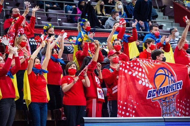 Freude Jubel bei den mitgereisten Fans aus der Ukraine beim BCL-Spiel: MHP RIESEN Ludwigsburg vs. BC Prometey am 21.12.2021 in Ludwigsburg (MHPArena) Deutschland Ludwigsburg. 21.12.21 Basketball , 21.12.2021, Ludwigsburg (Deutschland)