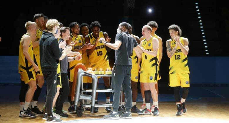 Ludwigsburg , Basketball Champions League MHP Riesen Ludwigsburg vs BC Prometey , Tremmell Darden ( Riesen ) zum 40. Geburtstag