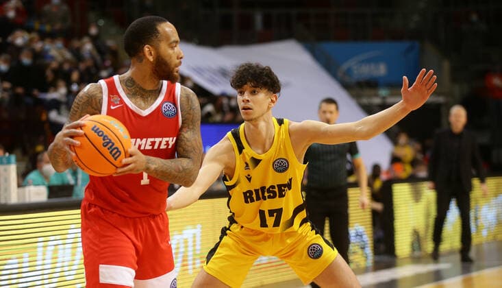 Ludwigsburg , Basketball Champions League MHP Riesen Ludwigsburg vs BC Prometey , von links: D Angelo Harrison ( Prometey ) Nico Santana Mojica ( Riesen )