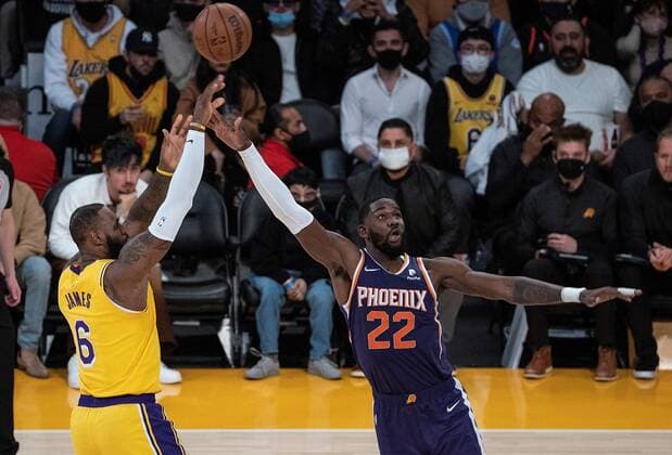 LeBron James 6 of the Los Angeles Lakers puts a shot over Deandre Ayton 22 of the Phoenix Suns during their NBA, Basketball Herren, USA game on Tuesday December 21, 2021 at the Staples Center in Los Angeles, California. Lakers vs Suns !ACHTUNG: NUR REDAKTIONELLE NUTZUNG!  Copyright: xJAVIERxROJASx GRAF975 20211222-9318892729a8dc7d9fe0c960cf79c69e3686d9da
