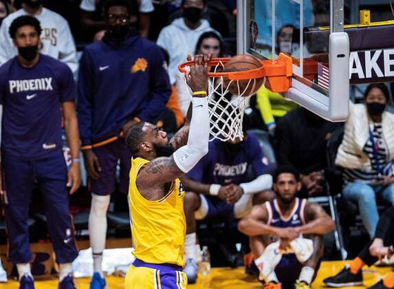LeBron James 6 of the Los Angeles Lakers dunks the ball during their NBA, Basketball Herren, USA game with the Phoenix Suns on Tuesday December 21, 2021 at the Staples Center in Los Angeles, California. Lakers vs Suns !ACHTUNG: NUR REDAKTIONELLE NUTZUNG!  Copyright: xJAVIERxROJASx GRAF984 20211222-7d41a44009fd66a42f9d1d4741537ae1e07169ff