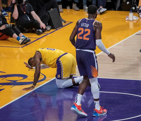 December 21, 2021, Los Angeles, California, USA: LeBron James 6 of the Los Angeles Lakers grimaces in pain after a fall during their NBA, Basketball Herren, USA game with the Phoenix Suns on Tuesday December 21, 2021 at the Staples Center in Los Angeles, California. Lakers lose to Suns, 90-108. PI Los Angeles USA - ZUMAp124 20211221_zaa_p124_025 Copyright: xJAVIERxROJASx