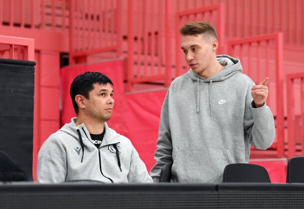 Basketball 2. Bundesliga 2020 2021 Tigers Tuebingen 22.12.2021 Training der Tigers Tuebingen in der Paul Horn Arena: Trainer Daniel Jansson (li) und Leiter der Geschaeftsstelle, Jascha Maus (re)
