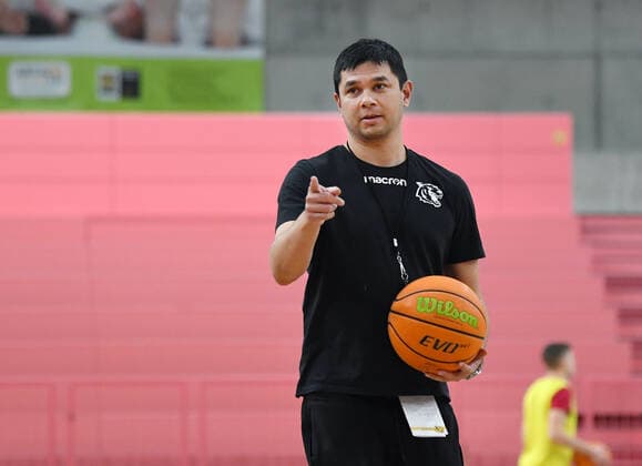 Basketball 2. Bundesliga 2020 2021 Tigers Tuebingen 22.12.2021 Training der Tigers Tuebingen in der Paul Horn Arena: Trainer Daniel Jansson