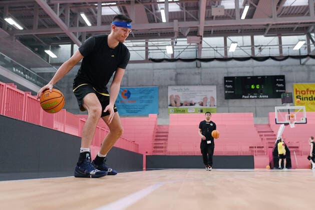 Basketball 2. Bundesliga 2020 2021 Tigers Tuebingen 22.12.2021 Training der Tigers Tuebingen in der Paul Horn Arena auf neuem Parkett: Ryan Richard Mikesell beim Aufwaermen