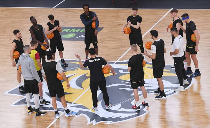 Basketball 2. Bundesliga 2020 2021 Tigers Tuebingen 22.12.2021 Training der Tigers Tuebingen in der Paul Horn Arena auf neuem Parkett: Teamkreis Tigers, Trainer Daniel Jansson (Mitte unten)