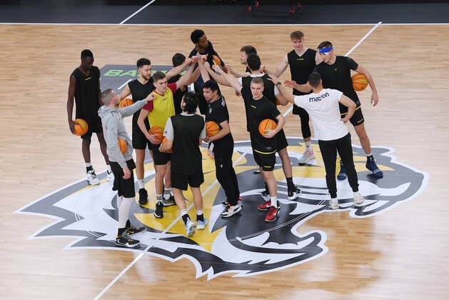 Basketball 2. Bundesliga 2020 2021 Tigers Tuebingen 22.12.2021 Training der Tigers Tuebingen in der Paul Horn Arena auf neuem Parkett: Teamkreis Tigers, Trainer Daniel Jansson (Mitte)