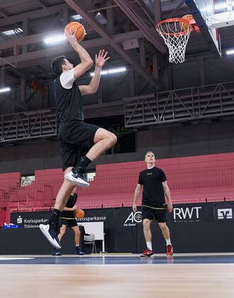 Basketball 2. Bundesliga 2020 2021 Tigers Tuebingen 22.12.2021 Training der Tigers Tuebingen in der Paul Horn Arena auf neuem Parkett: Mateo Seric (li) und Aatu Kivimaeki (re hinten)