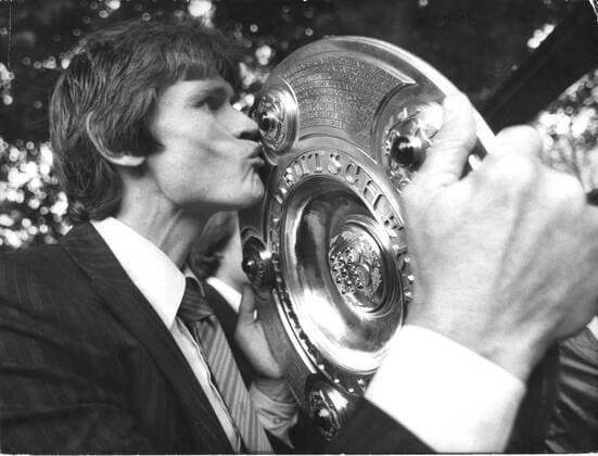 Fußball-Bundesliga Saison 1978 79. Deutscher Fußballmeister 1979 Hamburger SV. Peter Nogly küßt die Meisterschale. Nur fuer journalistische Zwecke! Only for editorial use!