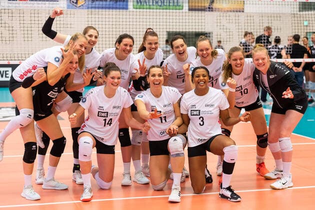 Bilder des Jahres 2021, Sport 12 Dezember Sport Themen der Woche KW51 Sport Bilder des Tages Siegfoto, Mannschaftsfoto, Aufstellung, team photo; Jubel, celebration, 12 22 2021, Erfurt (Deutschland), Volleyball, 1. Bundesliga Frauen, Schwarz-Weiss Erfurt - NawaRo Straubing *** victory photo, team photo, line-up, team photo jubilation, celebration, 12 22 2021, Erfurt Germany , Volleyball, 1 Bundesliga Frauen, Schwarz Weiss Erfurt NawaRo Straubing xprx