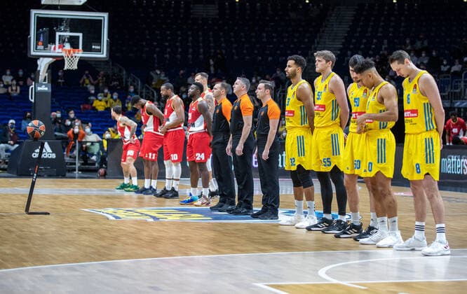 Basketball: EuroLeague, ALBA Berlin - AS Monaco, 17. Spieltag, Mercedes-Benz Arena. Teams stehen vor Beginn des Spiels auf dem Court. ALBA Berlin - AS Monaco