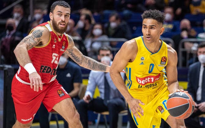 Basketball: EuroLeague, ALBA Berlin - AS Monaco, 17. Spieltag, Mercedes-Benz Arena. Mike James von AS Monaco kaempft gegen ALBAs Maodo Lo (r) um den Ball. ALBA Berlin - AS Monaco
