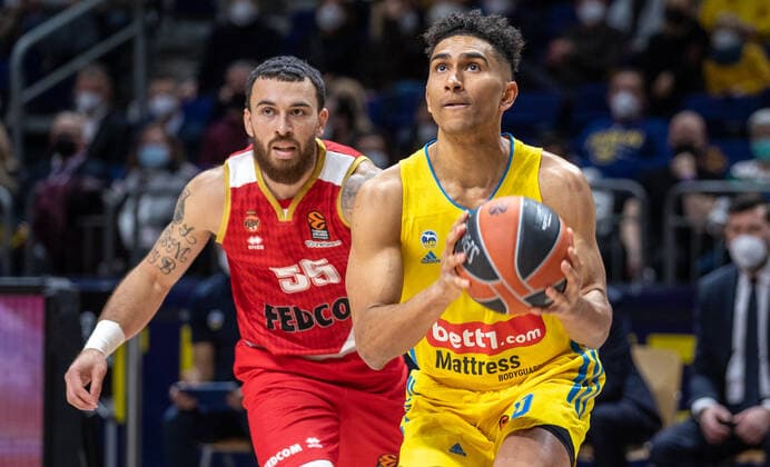 Basketball: EuroLeague, ALBA Berlin - AS Monaco, 17. Spieltag, Mercedes-Benz Arena. Mike James von AS Monaco kaempft gegen ALBAs Maodo Lo (r) um den Ball. ALBA Berlin - AS Monaco