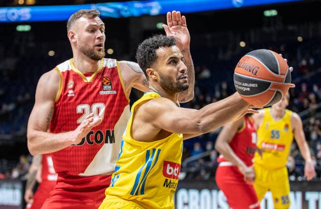 Basketball: EuroLeague, ALBA Berlin - AS Monaco, 17. Spieltag, Mercedes-Benz Arena. Donatas Motiejunas von AS Monaco kaempft gegen ALBAs Johannes Thiemann (r) um den Ball. ALBA Berlin - AS Monaco
