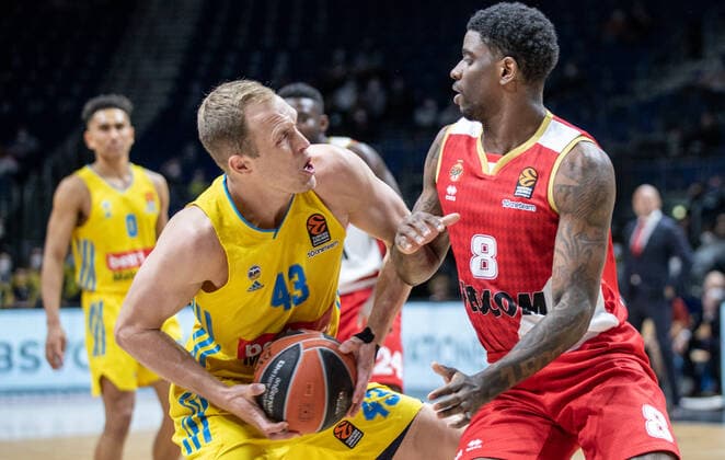 Basketball: EuroLeague, ALBA Berlin - AS Monaco, 17. Spieltag, Mercedes-Benz Arena. ALBAs Luke Sikma (l) kaempft gegen Dwayne Bacon von AS Monaco um den Ball. ALBA Berlin - AS Monaco
