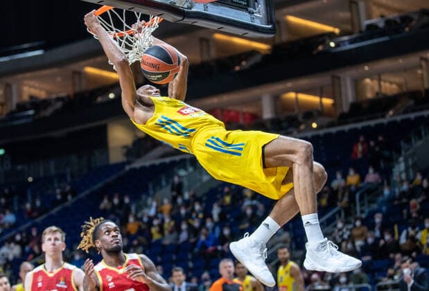 Basketball: EuroLeague, ALBA Berlin - AS Monaco, 17. Spieltag, Mercedes-Benz Arena. ALBAs Louis Olinde legt den Ball in den Korb und haengt daran. ALBA Berlin - AS Monaco