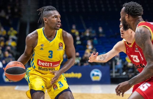 Basketball: EuroLeague, ALBA Berlin - AS Monaco, 17. Spieltag, Mercedes-Benz Arena. ALBAs Jaleen Smith (l) kaempft gegen Danilo Andusic von AS Monaco um den Ball. ALBA Berlin - AS Monaco