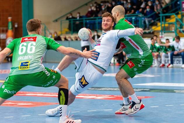 Bilder des Jahres 2021, Sport 12 Dezember Sport Themen der Woche KW51 v.l. Jan Grebenc (TSV GWD Minden 66), Alexander Feld (HSG Wetzlar 2), Maximilian Janke (TSV GWD Minden 4) TSV GWD Minden vs. HSG Wetzlar, Handball, 1. Bundesliga, 17. Spieltag, 22.12.2021 Minden *** v l Jan Grebenc TSV GWD Minden 66 , Alexander Feld HSG Wetzlar 2 , Maximilian Janke TSV GWD Minden 4 TSV GWD Minden vs HSG Wetzlar, Handball, 1 Bundesliga, 17 Matchday, 22 12 2021 Minden Copyright: xEibner-Pressefotox xJanxStrohdiekx EP_JSK