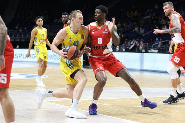 DEU, Euroleague, ALBA vs. AS Monaco, 22.12.2021, Mercedes-Benz-Arena, Berlin, DEU, Euroleague, ALBA vs. AS Monaco, im Bild Luke Sikma (ALBA Berlin 43), Dwayne Bacon (AS Monaco 8)