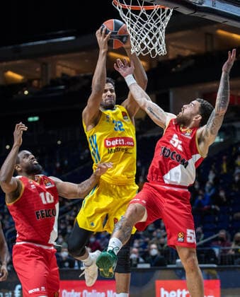 Basketball: EuroLeague, ALBA Berlin - AS Monaco, 17. Spieltag, Mercedes-Benz Arena. ALBAs Johannes Thiemann (M) springt zum Korb gegen Mike James (r) und Will Thomas von AS Monaco. ALBA Berlin - AS Monaco