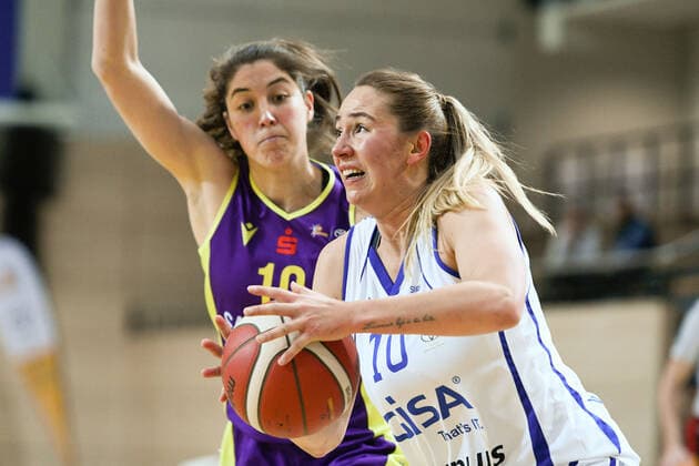 Halle, Deutschland 22. Dezember 2021: 1.BBL - Damen - 2021 2022 - Gisa Lions SV Halle vs. medical instinct Veilchen BG74 v. li. im Zweikampf Vasiliki Karambatsa (Goettingen) und Barbora Kasparkova (Halle) SWH.arena Sachsen Anhalt Copyright: xFotostandx xxBallaschx