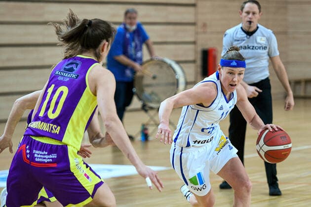 Halle, Deutschland 22. Dezember 2021: 1.BBL - Damen - 2021 2022 - Gisa Lions SV Halle vs. medical instinct Veilchen BG74 v.li. Vasiliki Karambatsa (Goettingen) und Rachael Vanderwal (Halle) SWH.arena Sachsen Anhalt Copyright: xFotostandx xxBallaschx