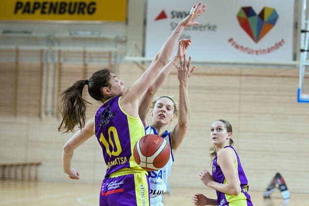 Halle, Deutschland 22. Dezember 2021: 1.BBL - Damen - 2021 2022 - Gisa Lions SV Halle vs. medical instinct Veilchen BG74 v. li. im Zweikampf Vasiliki Karambatsa (Goettingen) und Meret Kleine Beek (Halle) SWH.arena Sachsen Anhalt Copyright: xFotostandx xxBallaschx