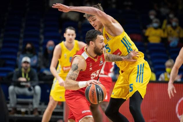 Basketball Berlin 22.12.2021 Saison 2021 2022 Euroleague Regular Season Alba Berlin - AS Monaco Mike James (Monaco, No.55) Ben Lammers (Alba Berlin, No.55)