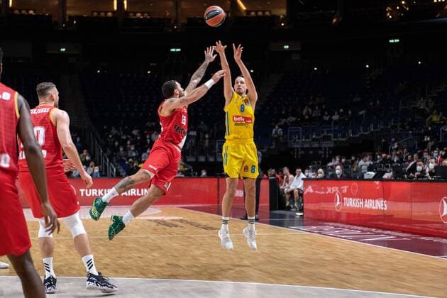 Basketball Berlin 22.12.2021 Saison 2021 2022 Euroleague Regular Season Alba Berlin - AS Monaco Marcus Eriksson (Alba Berlin, No.08) Mike James (Monaco, No.55)