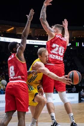 Basketball Berlin 22.12.2021 Saison 2021 2022 Euroleague Regular Season Alba Berlin - AS Monaco Luke Sikma (Alba Berlin, No.43) Donatas Motiejunas (Monaco, No.02) Dwayne Bacon (Monaco, No.08)
