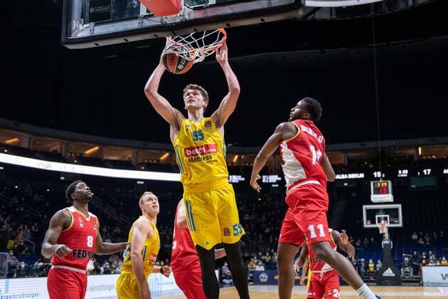 Basketball Berlin 22.12.2021 Saison 2021 2022 Euroleague Regular Season Alba Berlin - AS Monaco Ben Lammers (Alba Berlin, No.55) Alpha Diallo (Monaco, No.11)