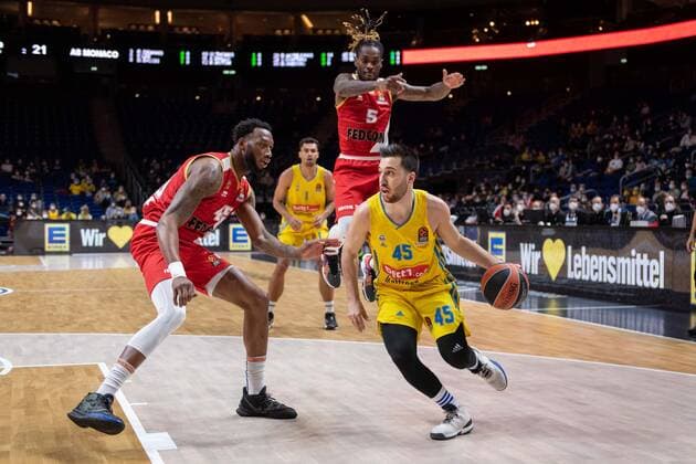 Basketball Berlin 22.12.2021 Saison 2021 2022 Euroleague Regular Season Alba Berlin - AS Monaco Tamir Blatt (Alba Berlin, No.45) Paris Lee (Monaco, No.05) Donta Hall (Monaco, No.45)